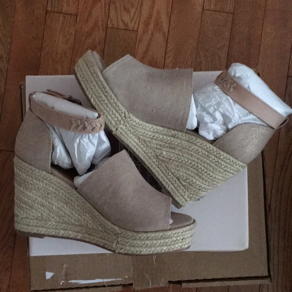 BNIB Not Rated Sz 9 Kristen Wedge Shoes-Rose Gold